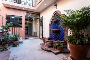 Casa Mimosa, 3BR Retreat with Rooftop & City Views