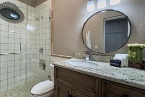 Casa Mimosa, 3BR Retreat with Rooftop & City Views