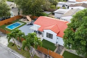 Luxury Retreat 3B ,2Ba POOL , Coral Gables Center - The Pines