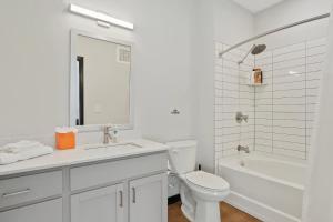 CozySuites Mass with parking lounge & roof deck #36