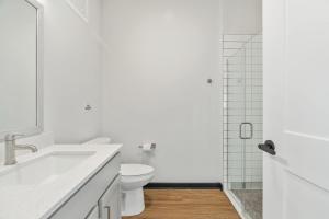 CozySuites Mass with parking lounge & roof deck #37