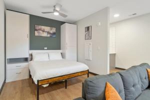 CozySuites Mass with parking lounge & roof deck #38
