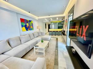 The Ocean Glimpse - 2 BR Comfort & Sea View