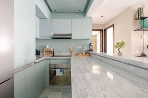 The Ocean Glimpse - 2 BR Comfort & Sea View