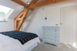 Little Bream - pretty cosy cottage, sea views, walk to the beach