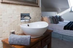 Little Bream - pretty cosy cottage, sea views, walk to the beach