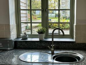 Little Bream - pretty cosy cottage, sea views, walk to the beach