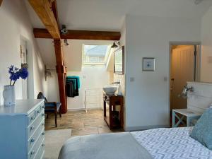 Little Bream - pretty cosy cottage, sea views, walk to the beach