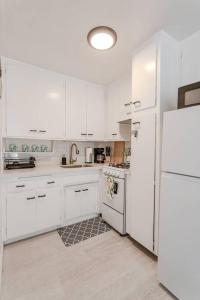 King Suite - Steps to Beach & Close to Pier