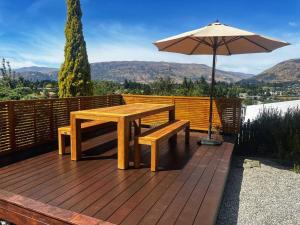 Wanaka close to town with large Outdoor living space Sleeps 9