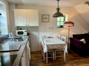 Little Bream - pretty cosy cottage, sea views, walk to the beach