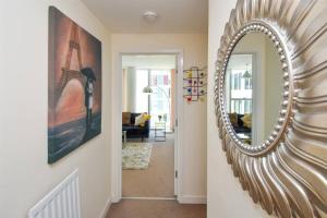 City Centre Apartment with Free Parking, Self Check-In, Sky TV and Fast WiFi by Yoko Property