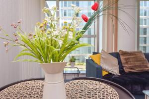 City Centre Apartment with Free Parking, Self Check-In, Sky TV and Fast WiFi by Yoko Property