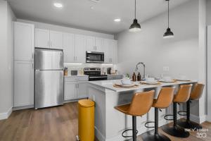 Cozy Luxury Apt, Gym, King Bds, Comfy Sectional