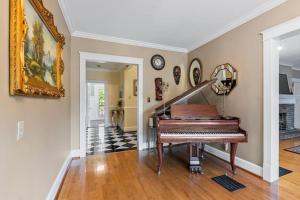 Spacious Historic Manor, Horse-Friendly