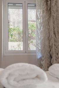 1 BD Lycabettus Neoclassic House by Live&Travel