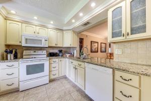 Apartment with Patio and Pool Access in Pompano Beach!