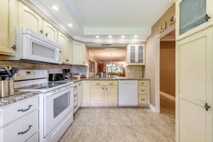 Apartment with Patio and Pool Access in Pompano Beach!