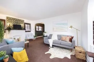 Cozy & Convenient Getaway 3BD 2BA Dog Friendly - أكرون