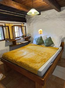 Chaloupka u Mostu sv Jana v centru Vodňan