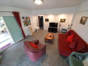 2,5 Zimmerwohnung mit Pool und Pavillon