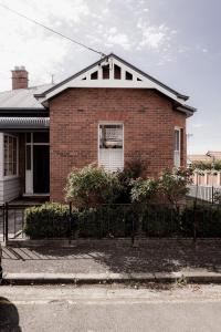 Sandy Bay splendour - Steps from the seaside