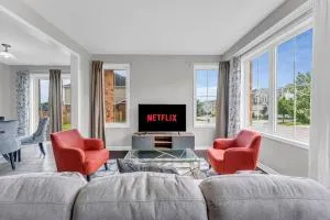 Luxurious & Bright 4 Bedrooms and Den Corner House - Waterloo