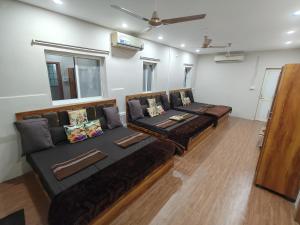 Hotel Shree Kedarnath in front of railway station platform no 8