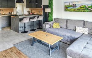 2 Bedroom Nice Home In Radoisce 