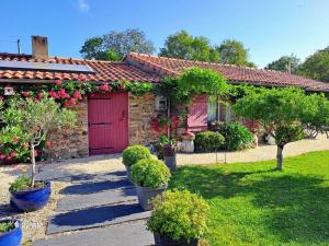 Maisons de vacances Gite Accessible avec Jardin Fleuri pres de Pornic, Eco-renove et Equipe (Velos, WiFi, Cheminee) - FR-1-306-957 : photos des chambres