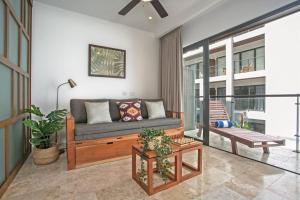 dnh accommodation, stylish condo, central location & impressive pools