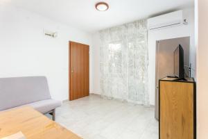 Apartments by the sea Slatine, Ciovo - 23332