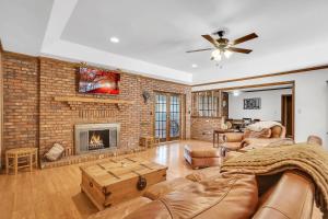 Oaklawn Retreat - 4 Bedroom - Sleeps 10 - Fireplace