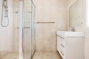 Bright Queen Room - Central Location at Ryde - Shared Bathroom