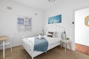 Bright Queen Room - Central Location at Ryde - Shared Bathroom