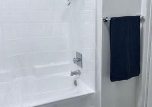 1 br spacious in Hollywood