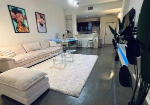 1 br spacious in Hollywood