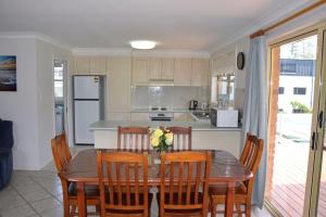 Ocean Shores 7 South West Rocks - Bring you own linen.