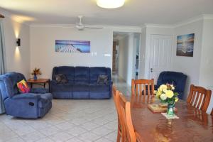 Ocean Shores 7 South West Rocks - Bring you own linen.