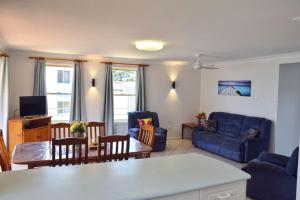 Ocean Shores 7 South West Rocks - Bring you own linen.