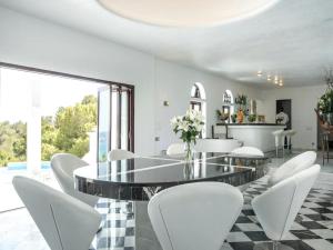Holiday home with pool