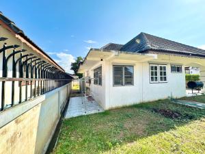 Cozy 3 BR house & green lawn near Airport & Old town