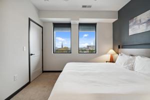 CozySuites Mass w parking lounge & roof deck #26