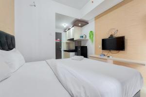 Minimalist and Homey Studio Serpong Garden Apartment By Travelio
