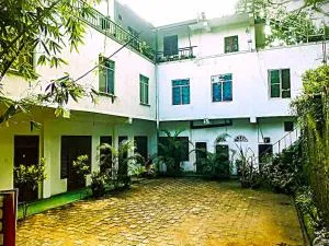 Ninety Nine Grand Hotel - Uda-Dompe