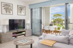 Sunlit Family Retreat - 500m to Beach - 洞穴海滩