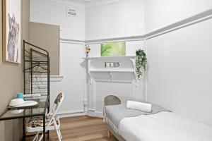 Boutique Single Room - Centrally Located at Granville - Shared Bathroom