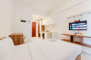 Warm Studio at 38th Floor Sky House Alam Sutera Apartment By Travelio