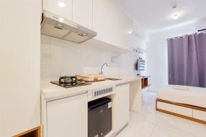 Warm Studio at 38th Floor Sky House Alam Sutera Apartment By Travelio