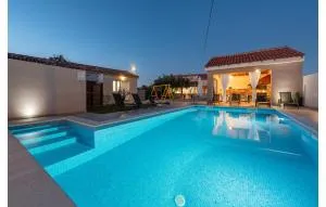 Three-Bedroom Holiday Home In Galovac - Prkos